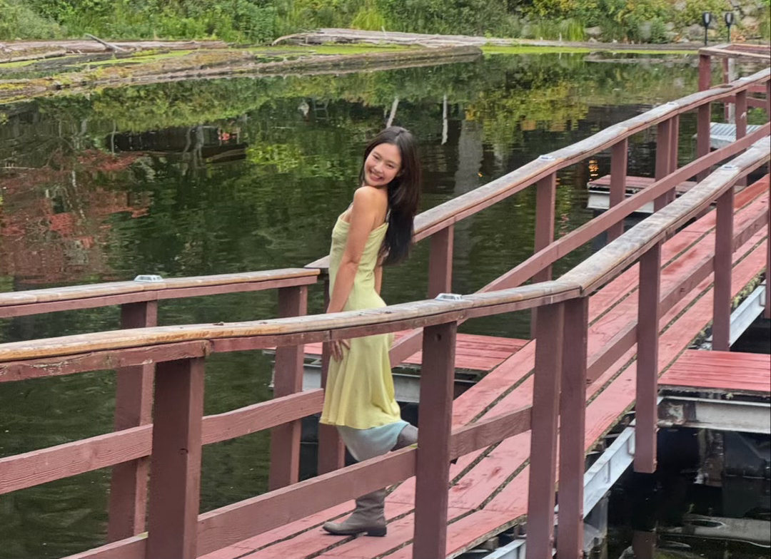 Jennie穿了件古董裙参加婚礼，好美Jennie ​​​