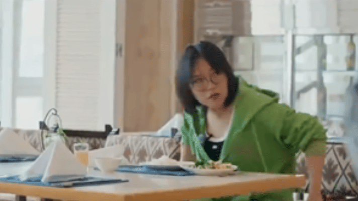 谁能不被两位女生的情谊打动，李雪琴深知身处非议的无助，主动安抚陪伴徐若晗，用自己