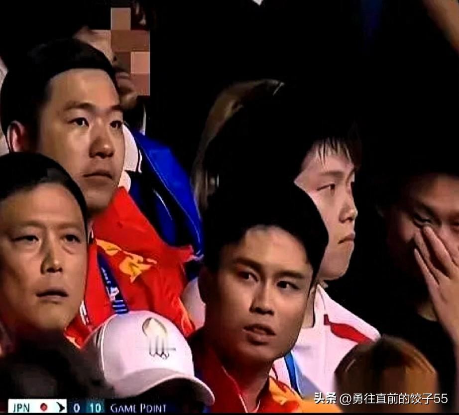 在巴黎奥运会上，樊振东与对手比赛中，一度1:10落后，这时教练及队友们都面露愁苦