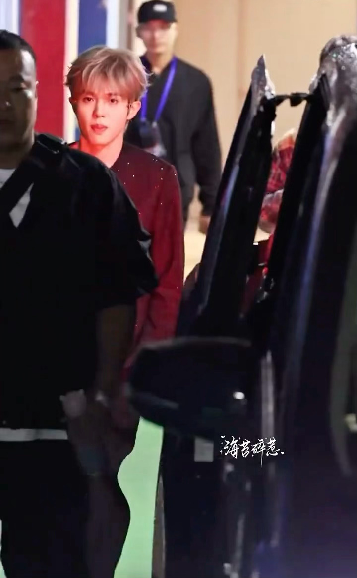 李昊新综上班路透李昊何浩楠合体新综李昊的新综艺上班路透来啦，状态看着特别不错。这