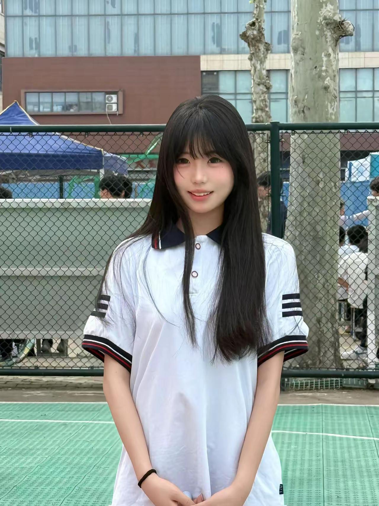 这姑娘穿着运动服，站在网球场边。 球场少女照 网球场自拍 我在网球场 水边运动美