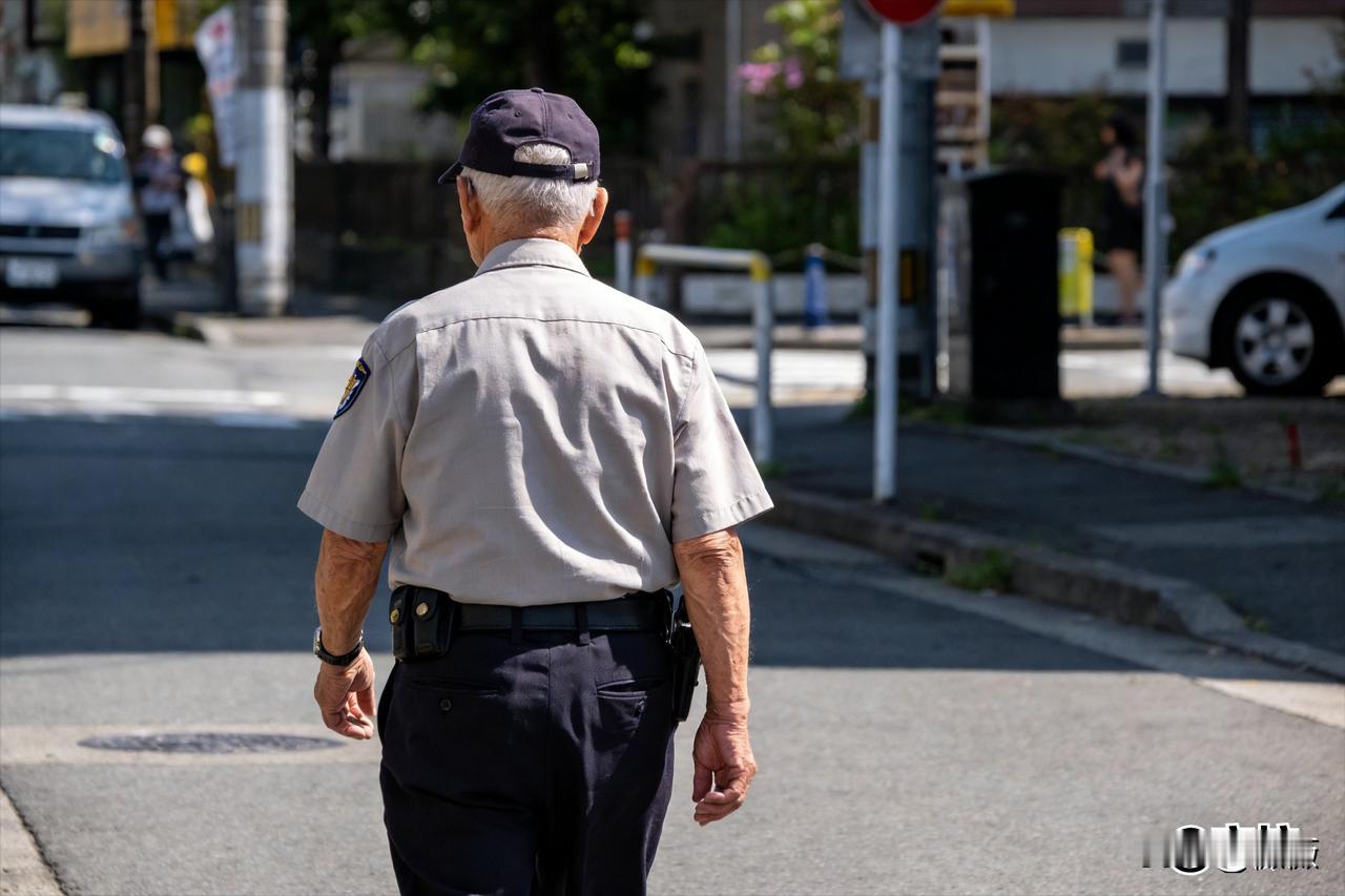 一位退休老警察非常现实的话：
切记，不要和太复杂的人扯上关系，在这个群魔乱舞的时