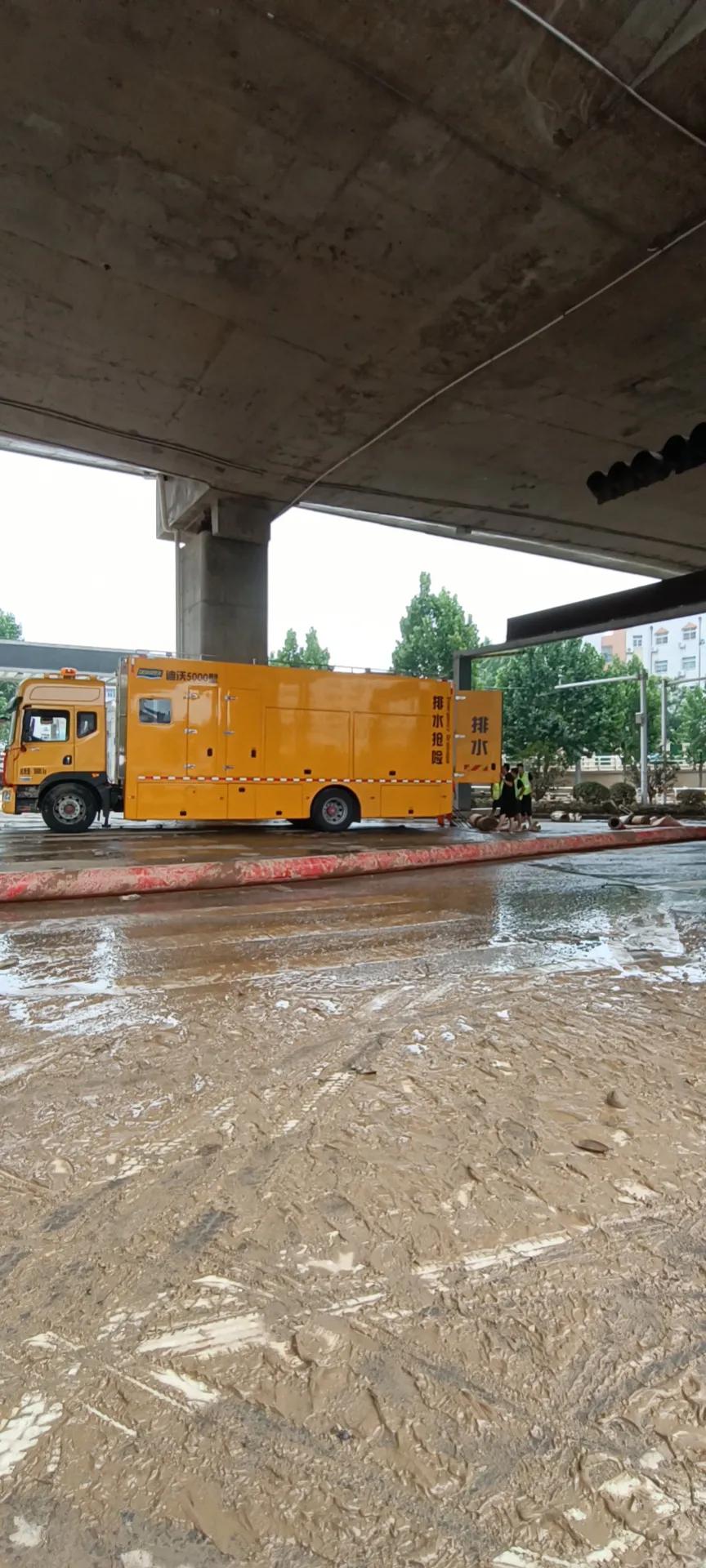 #河南暴雨感人瞬间# 今天郑州终于没有下雨了，道路上的积水基本上也退了，涵洞里还