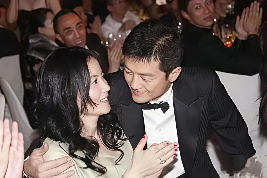 为了慈善事业的健康发展，慈善机构应该定期向公众公开账目，让公众知道善款的来源和去