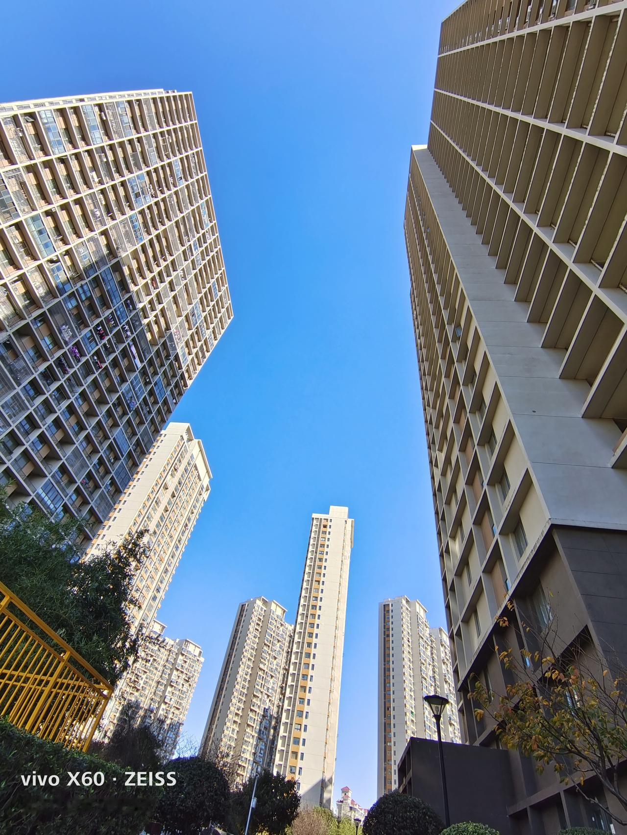 现在什么是热点？股票是热点，孩子大学毕业能不能就业是热点，房地产到底还能不能涨？