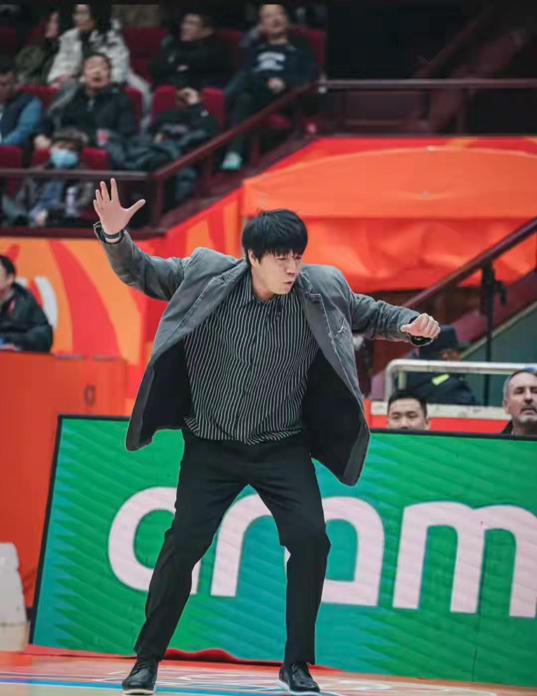 山东高速男篮不可思议地战胜了深圳男篮！
客场作战！
深圳已经豪取15连胜！
而高