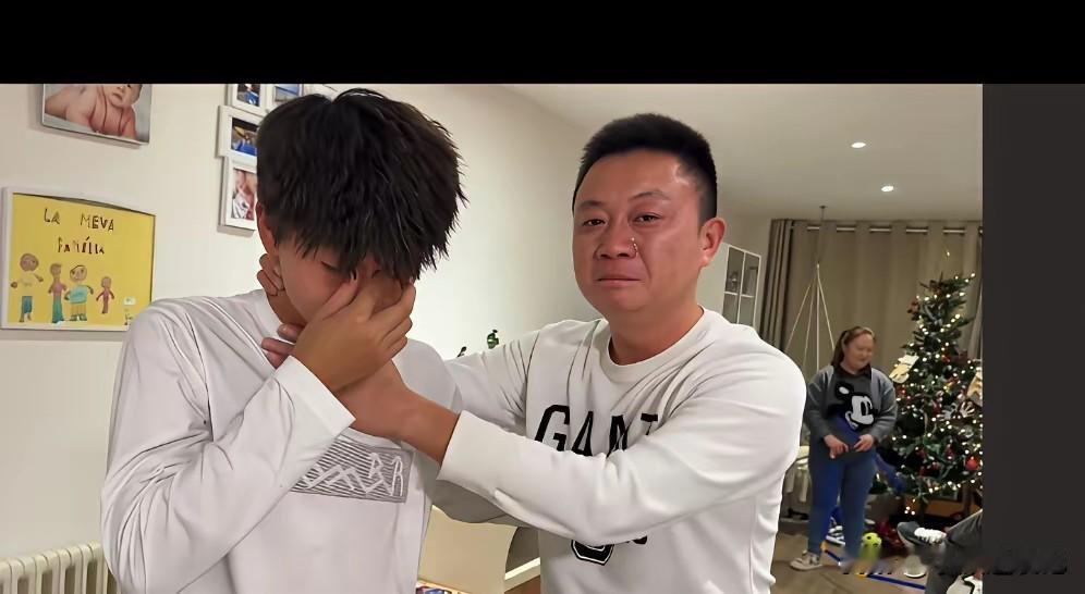 董路最新披露的画面，14岁的李昊炎用手撑住额头，眼泪从指缝中流出。


他哪怕再