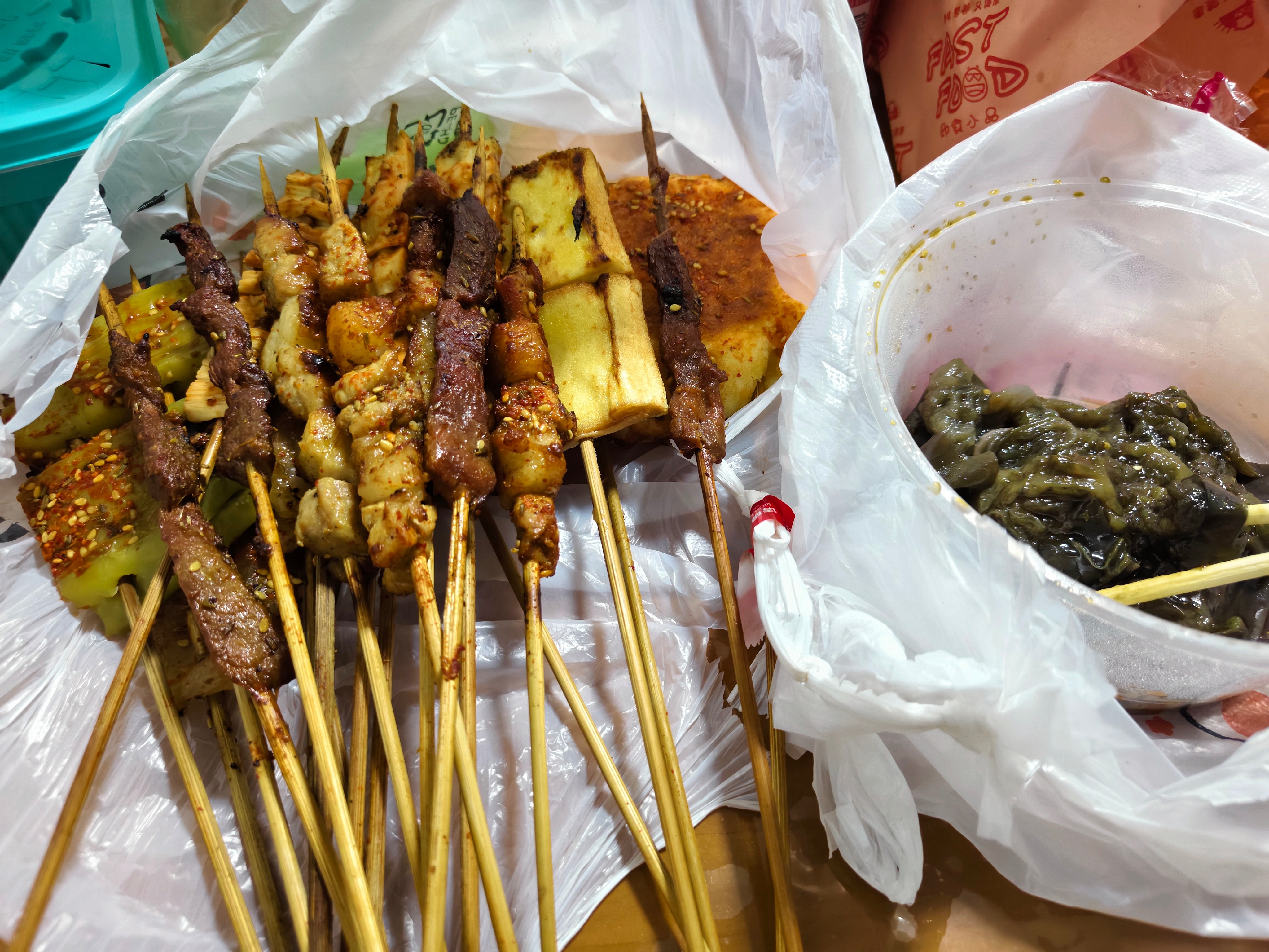 粘人的小妖精们吃夜宵了