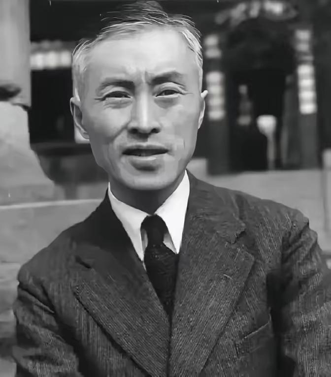 1949年1月，中统特务头子叶秀峰把自己私藏的2700多根金条交给儿子，让他带去