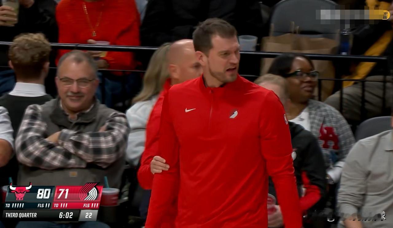 开拓者主帅斯普利特真是暴跳如雷！在今天开拓者主场迎战公牛的比赛中，当时比赛进行到