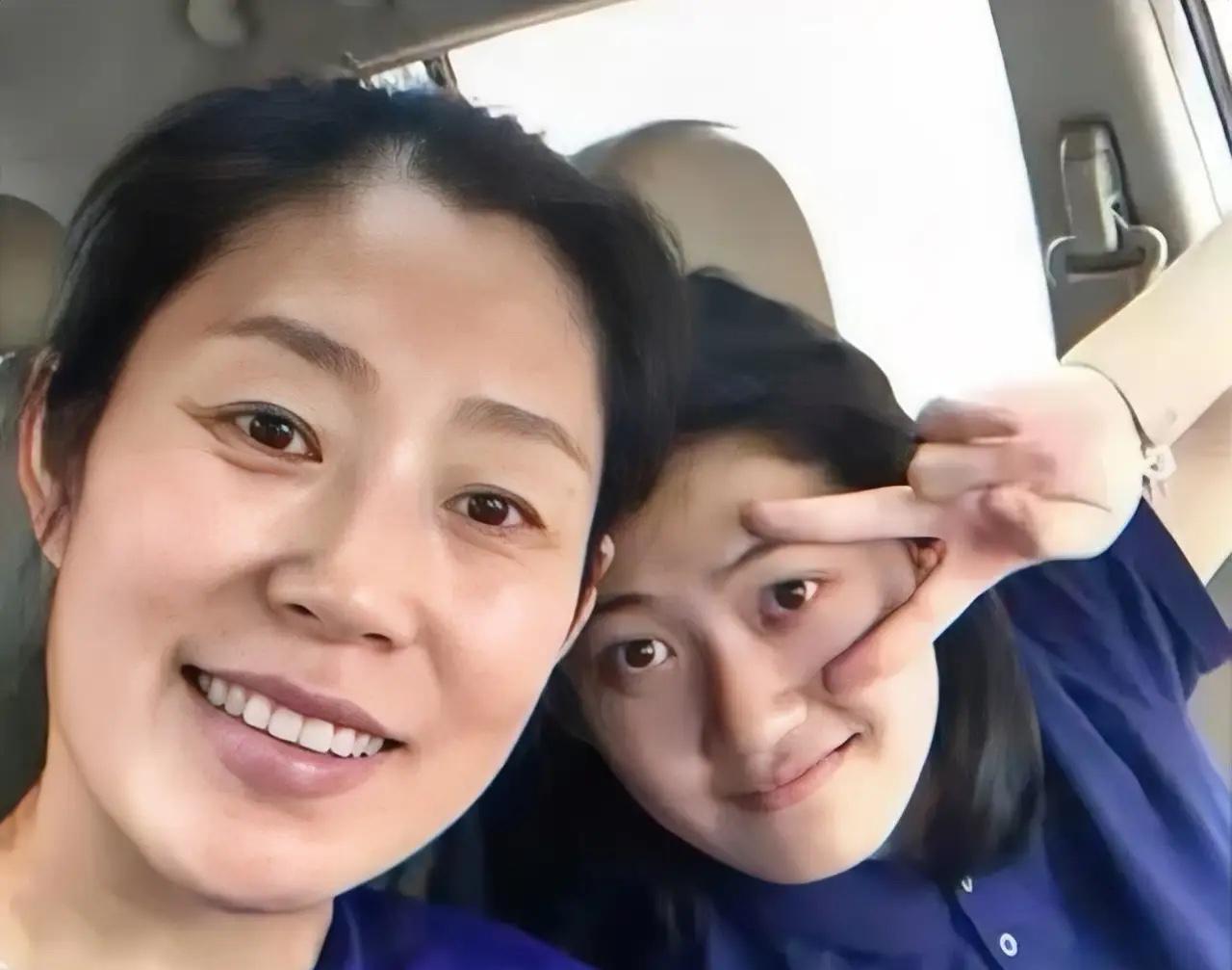 吉林长春，体育老师张引在大课间带操时，发现一年级有个6岁女孩缩在队伍最角落。女孩