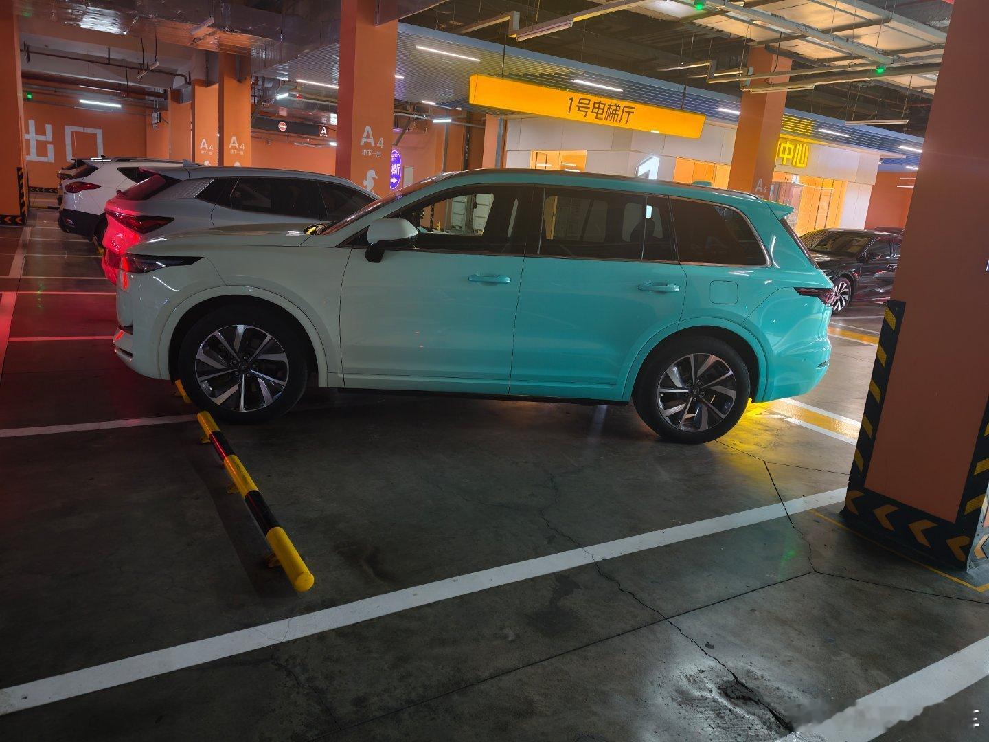 工作日这么停无所谓因为车位不紧张大周末还这么停是不是有点过分了[怒骂] ​​​