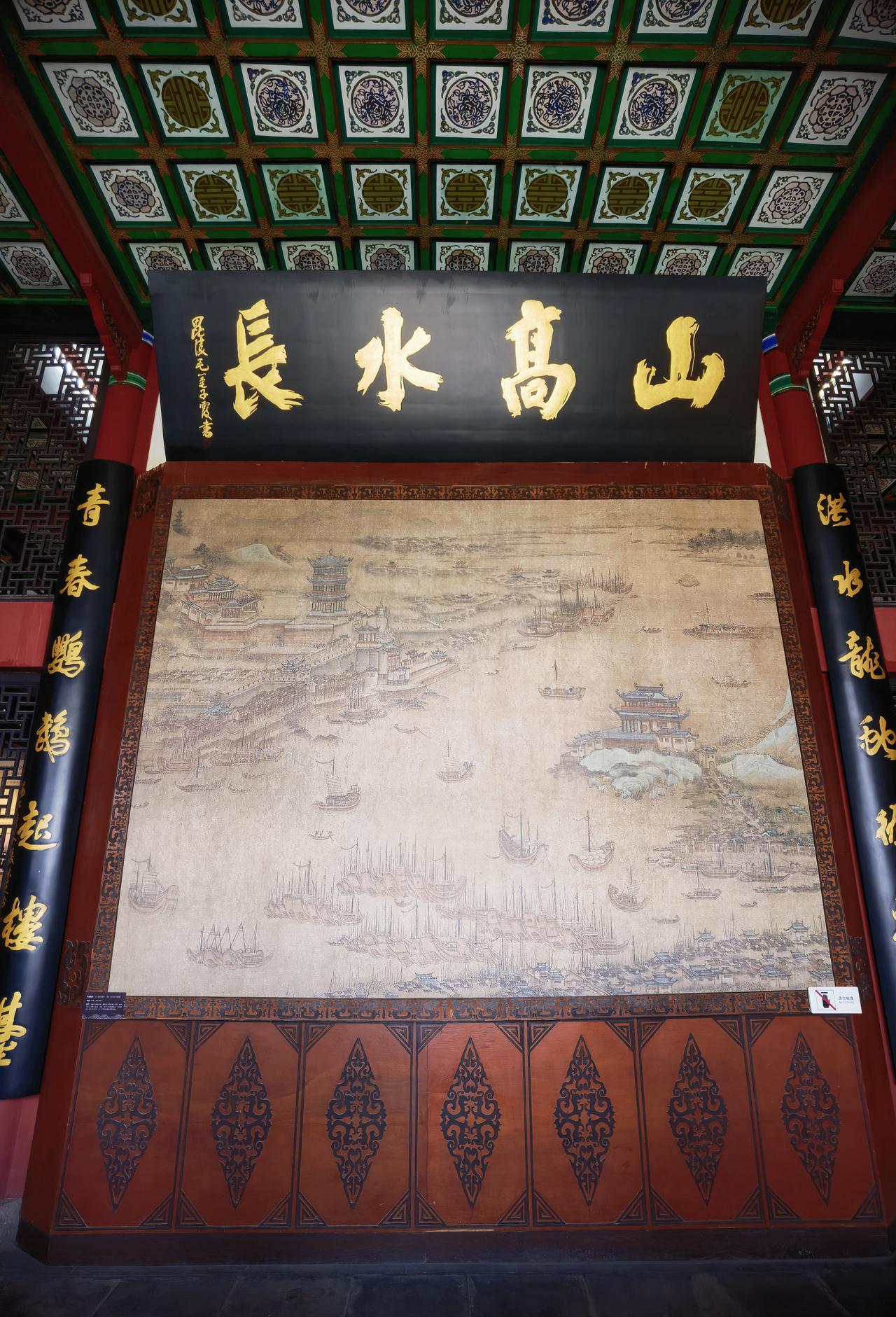 晴川阁里的书法作品：
"山高水长"清初名士毛会建作品
"德配天地"费新我的作品（