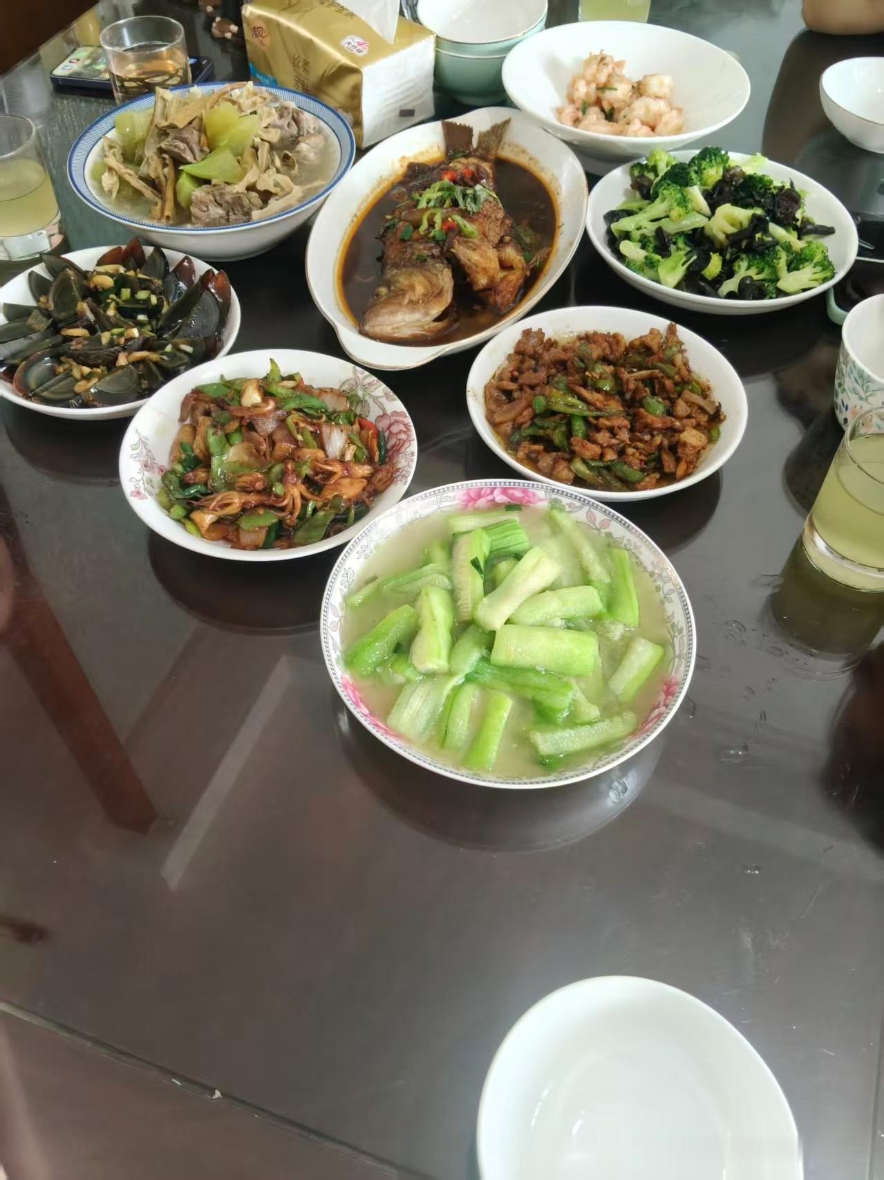 今天有件让我很烦脑的事。[捂脸]

早上八点多，接个信息，让我瞬间很矛盾又很烦心