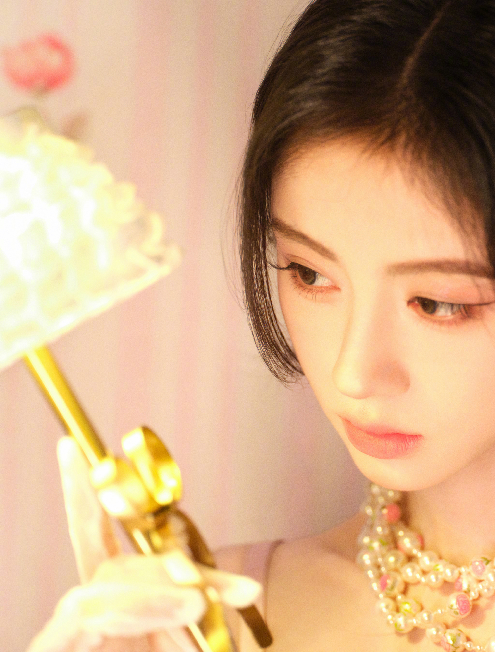 鞠婧祎｜今日品牌直播造型出图，身穿Ming Ma 蝴蝶结缎面连衣裙，佩戴Yvmi