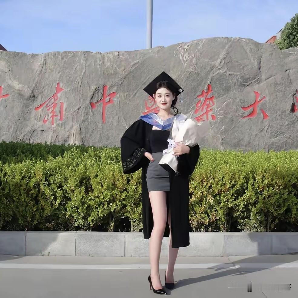 近些年一到了大学的毕业季，总有一些女大学生受人蛊惑，穿着学士服进行恶搞拍照，有的