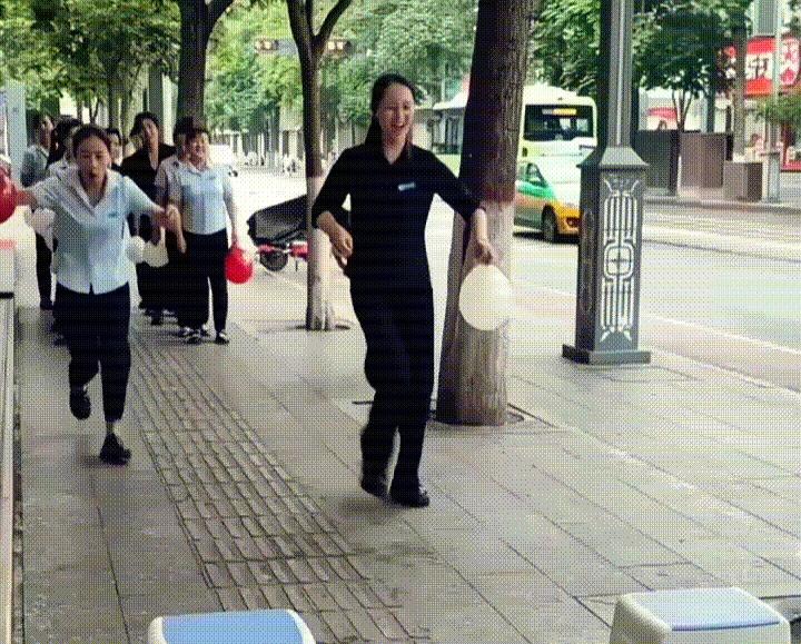 “作弊看不出来”这话一出来，真是让人有点哭笑不得。
有人一边捂着脸，一边还不忘吐