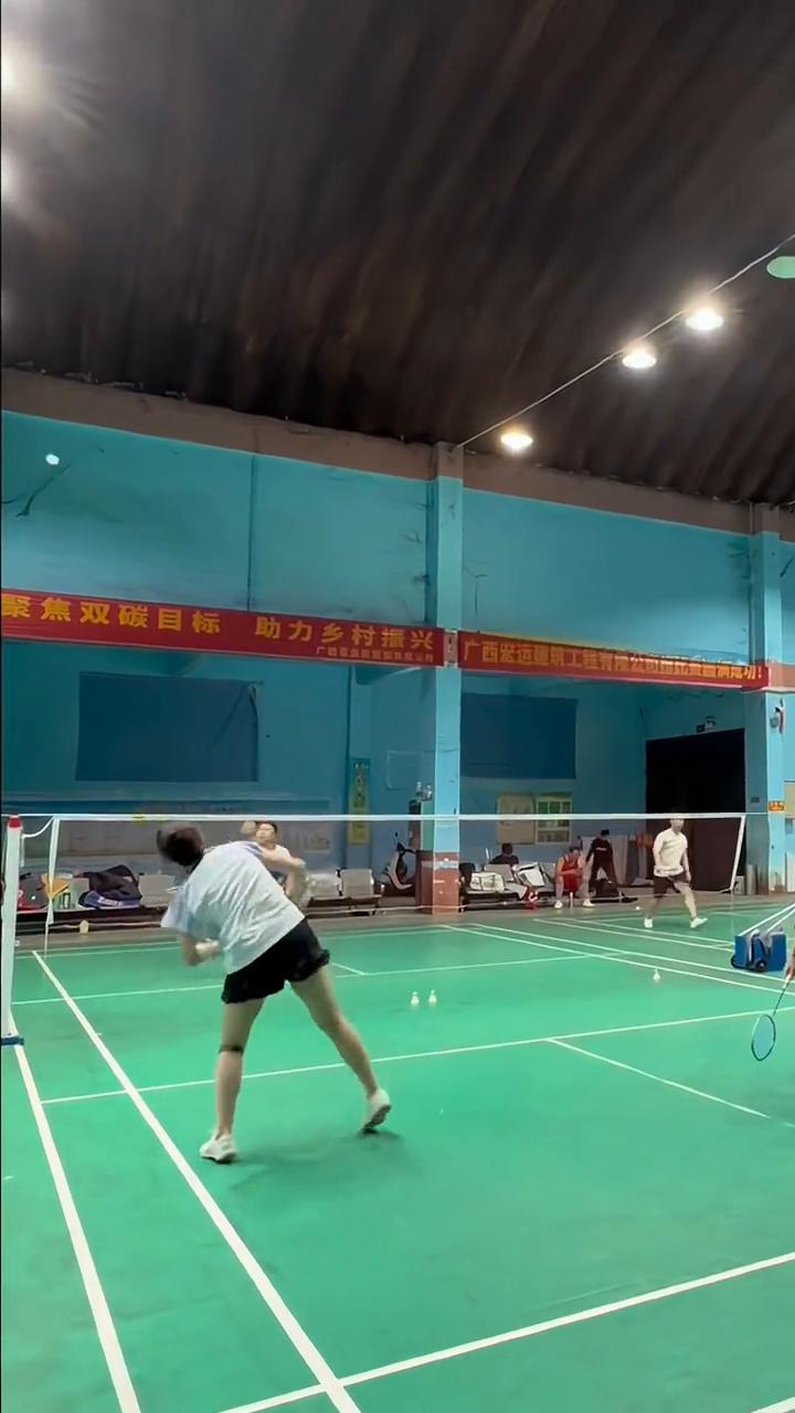 当你的女搭子学会了钉地板。
我抓，防了又防，跑过了，又赶上了。看对方被动，立马上