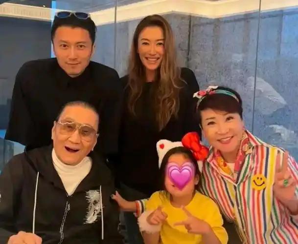 妹妹一家每年都在“领工资”？谢霆锋最难的，可能不是赚钱，而是不敢停下来。
一个男