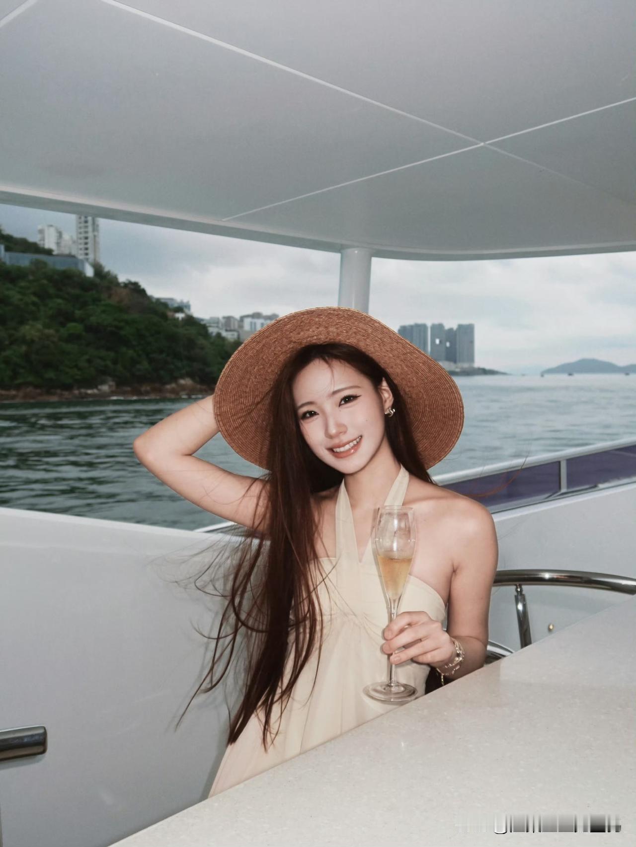 小S女儿 Lily 出海度假随拍释出，时尚感强到出圈，18 岁氛围感就碾压好多内