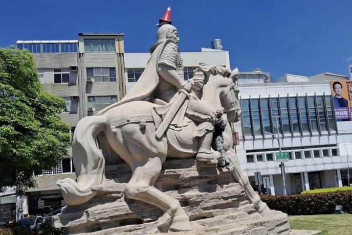他给郑成功石像戴上红帽子    赖清德理应嘉奖！
陈朝平/资深媒体人
家住台南的