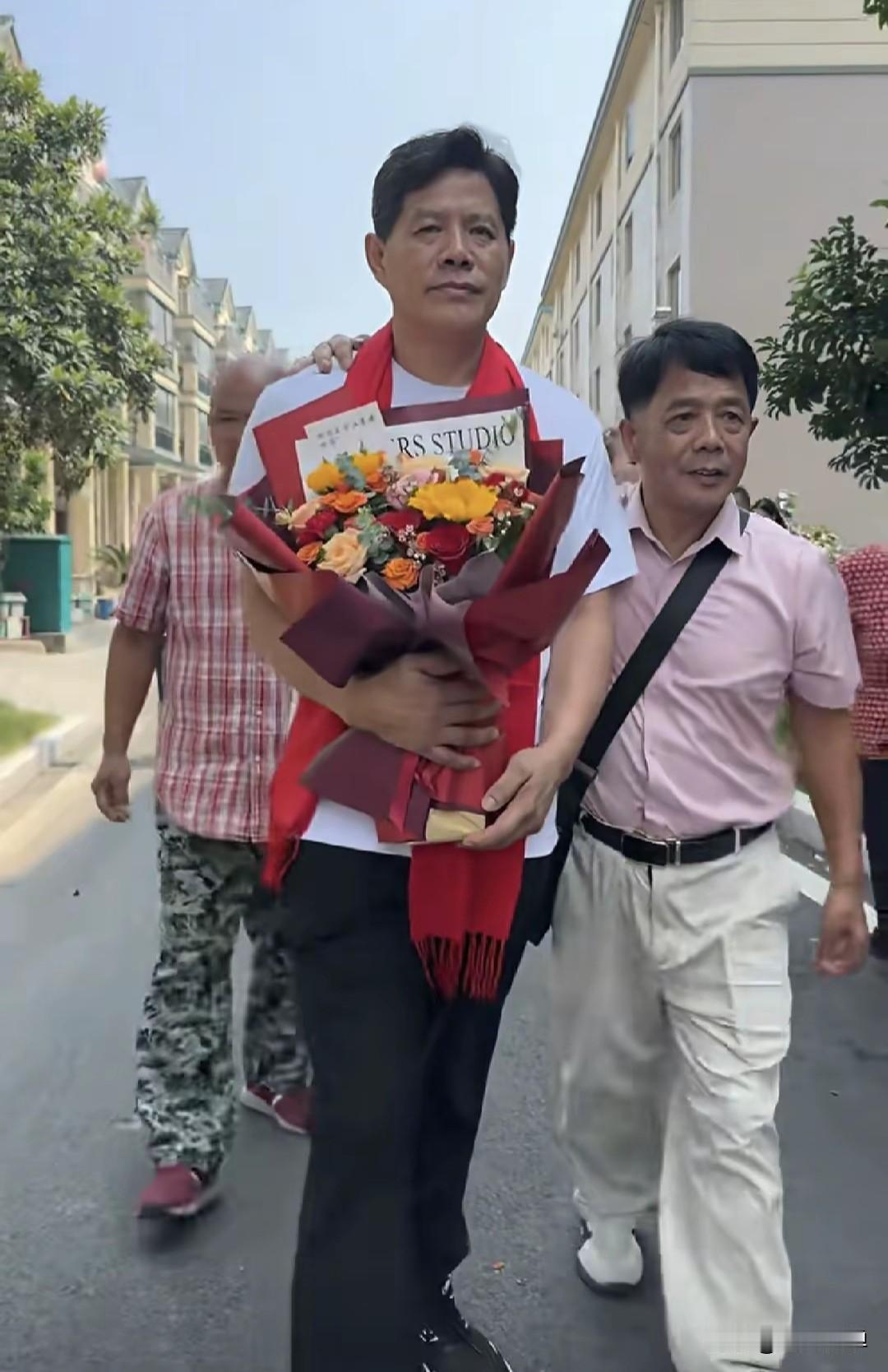 出生才28天就被送到山东抚养，一别58年，男子终于回到浙江海宁，和血脉亲人团聚。