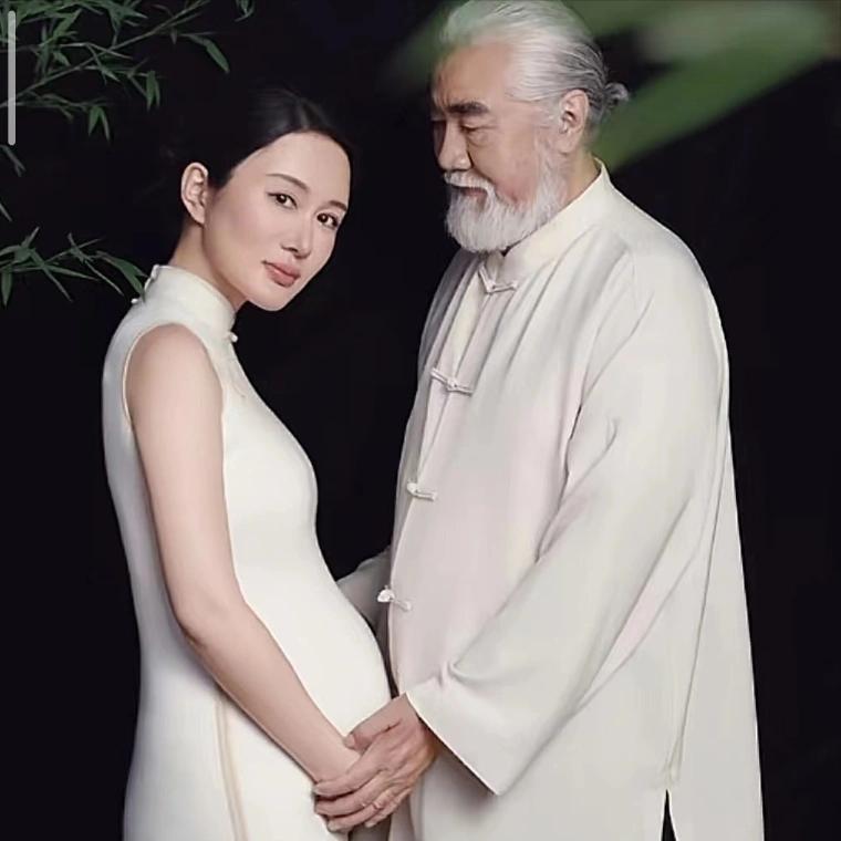 74岁的张纪中，最近成了网友嘴里的“流量密码”。

这位拍过《三国演义》《水浒传