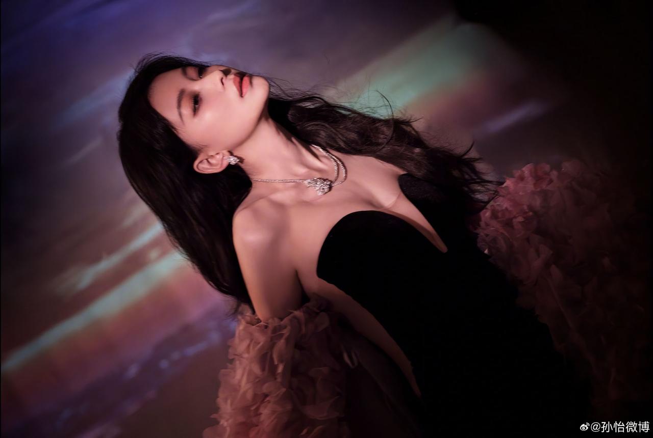 孙怡

紫雾漫过肩头
黑丝绒裹着星子的呼吸
你把背影交给晚风
让长发垂成一帘幽梦