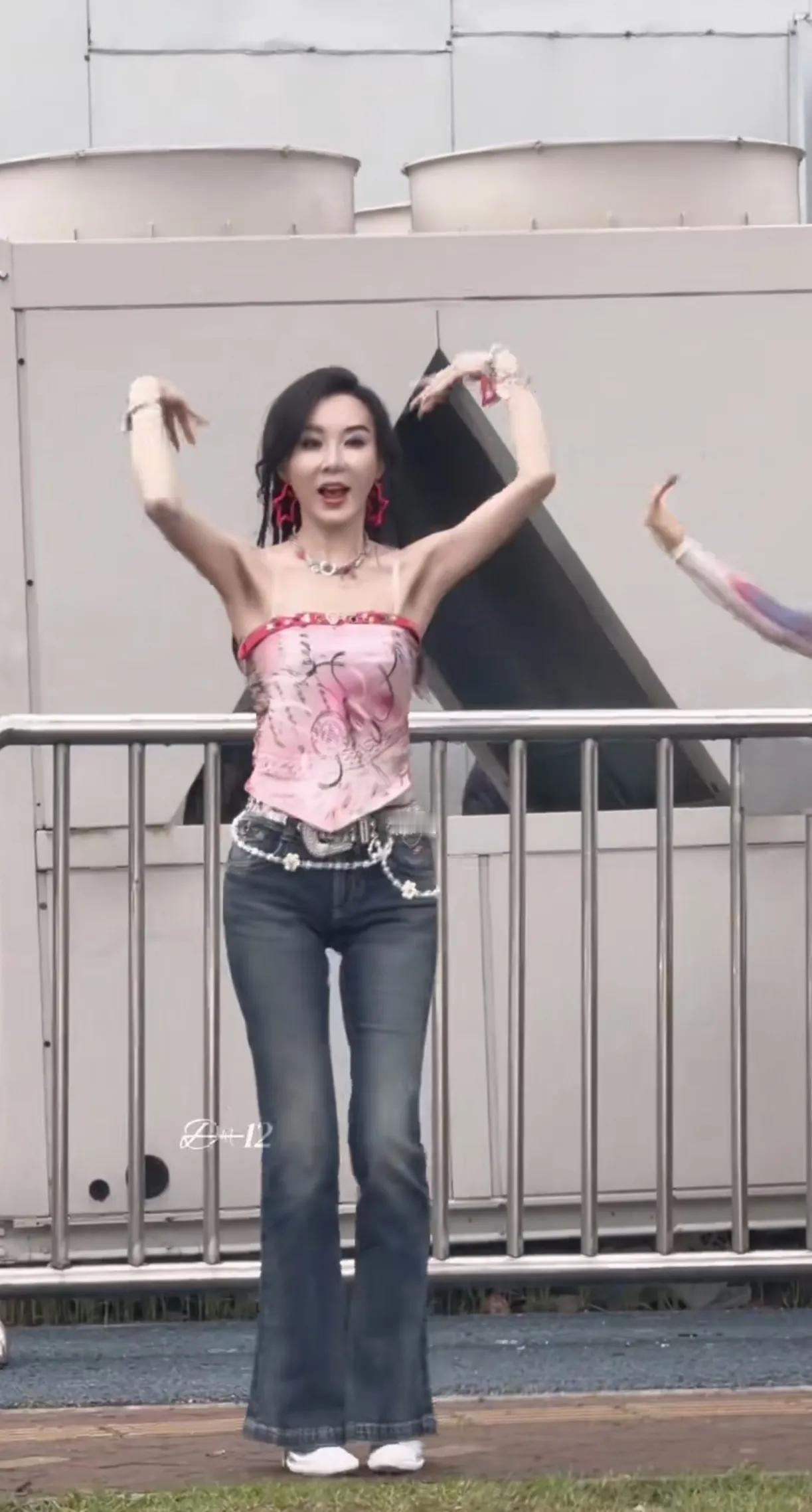 快60岁的人了，还这么年轻，身材像少女一样，不愧是湾湾的第一美女。