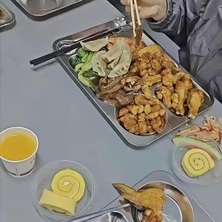 电子厂年会食堂吃自助餐就很寒酸吗？
中山某电子厂3000人举办年会，食堂吃自助餐