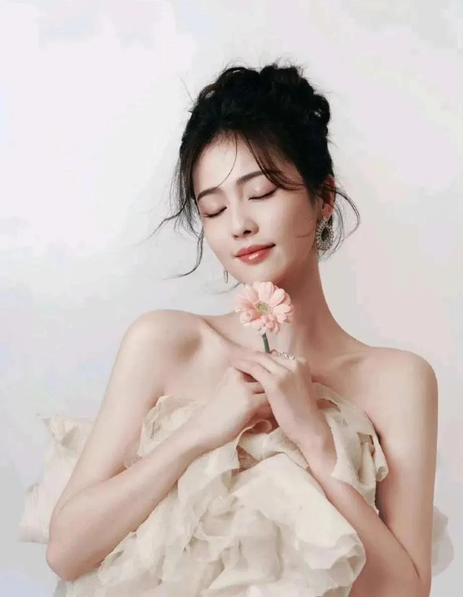 蒹葭苍苍，白露为霜。天下第一美女。