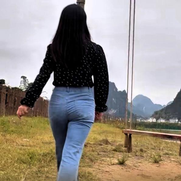 人到岁数，
活的是个通透。
今天在街上撞见胡女士，
她刚洗了头发，
只简单吹烫了