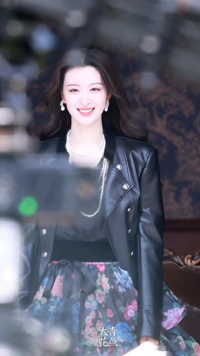王楚然可塑性太强了王楚然百变女王机车皮衣又美又飒，晚宴礼服端庄精致，公主裙浪漫甜