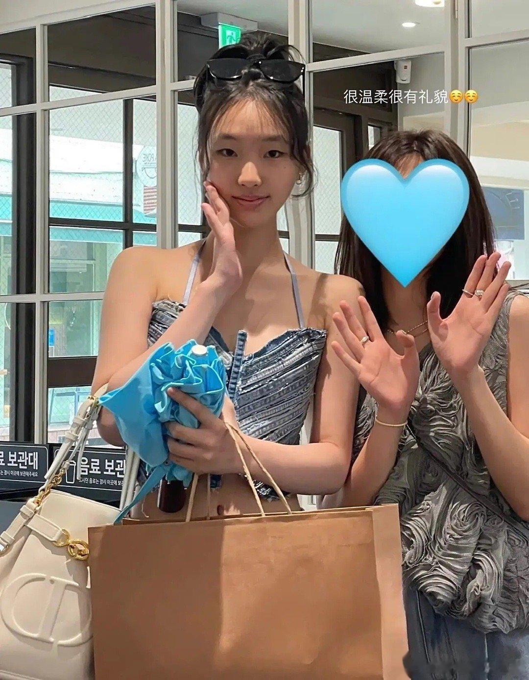 #小S大女儿二女儿的身材#小S女儿，又冲上热搜！这几天小S带一家人去韩国玩，自然