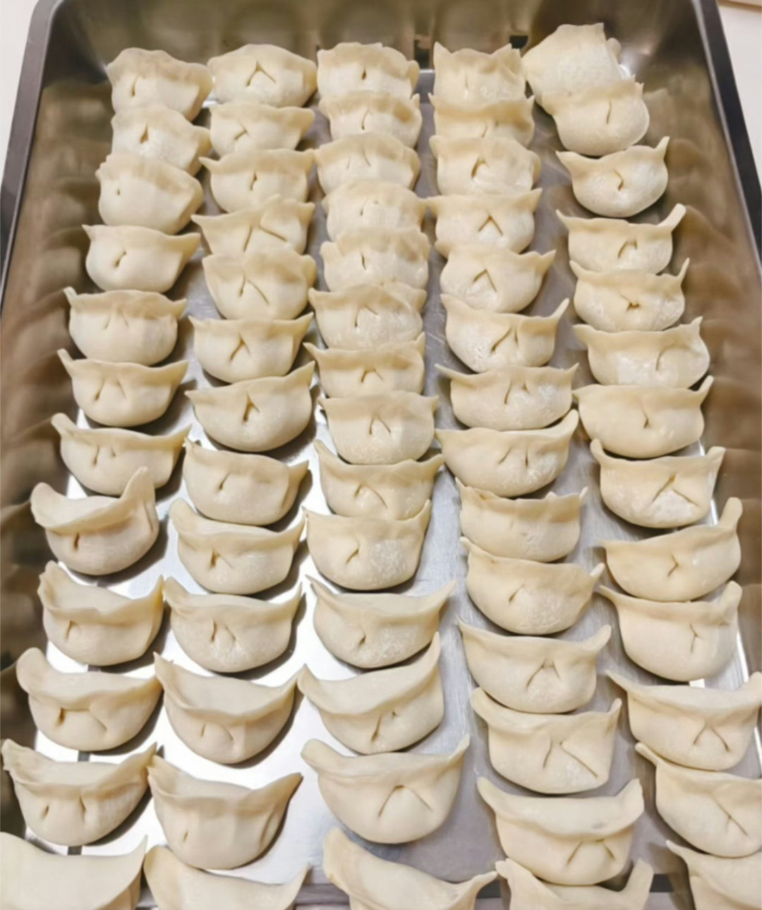 晚上还是包了饺子，多包一点儿放到冰箱冻起来，随时可以煮来吃 