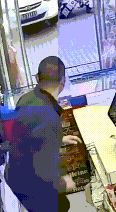 迷糊司机闯大祸
 商店里的男店员正忙活，突然听见外面传来一阵刺耳的汽车声音。他探