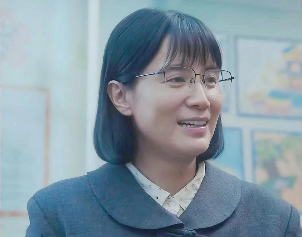 《悬崖》里更绝，一个眼神、嘴角动一下，就把特工心里的紧张和憋着的劲儿全显出来了。