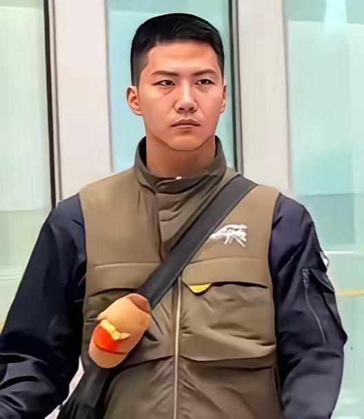 190cm硬汉少年！胡军儿子康康拒进娱乐圈，立志当飞行员报效祖国！

提起胡军，