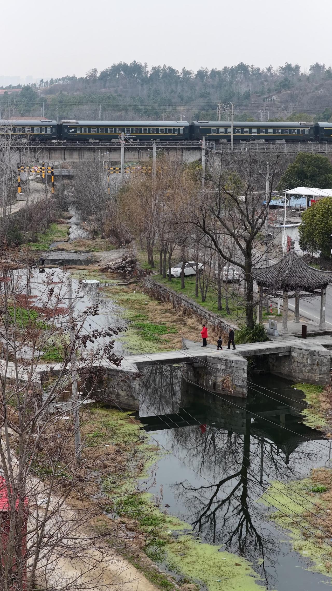 老桥承岁月，列车穿古今——新洲问津书院孔叹桥与飞驰列车同框之美。
