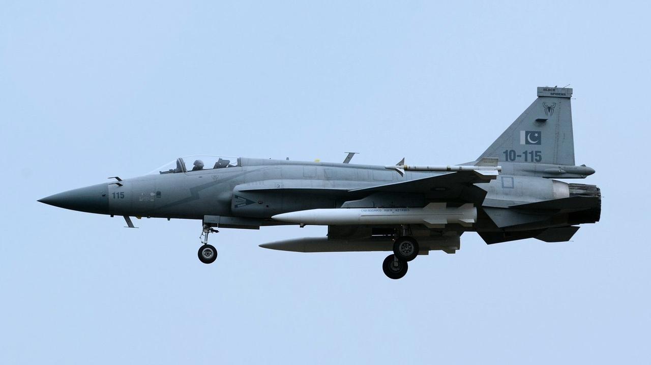CM-400AKG 空射反辐射弹道导弹，射程估计约 400 公里，末端交战包线约