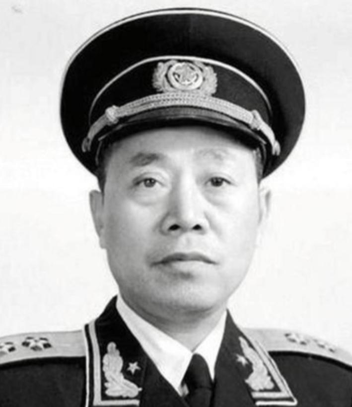 1942年，海匪头子孙二虎跟新四军将领陶勇一块洗澡，突然有人急忙跑过来，塞给孙二