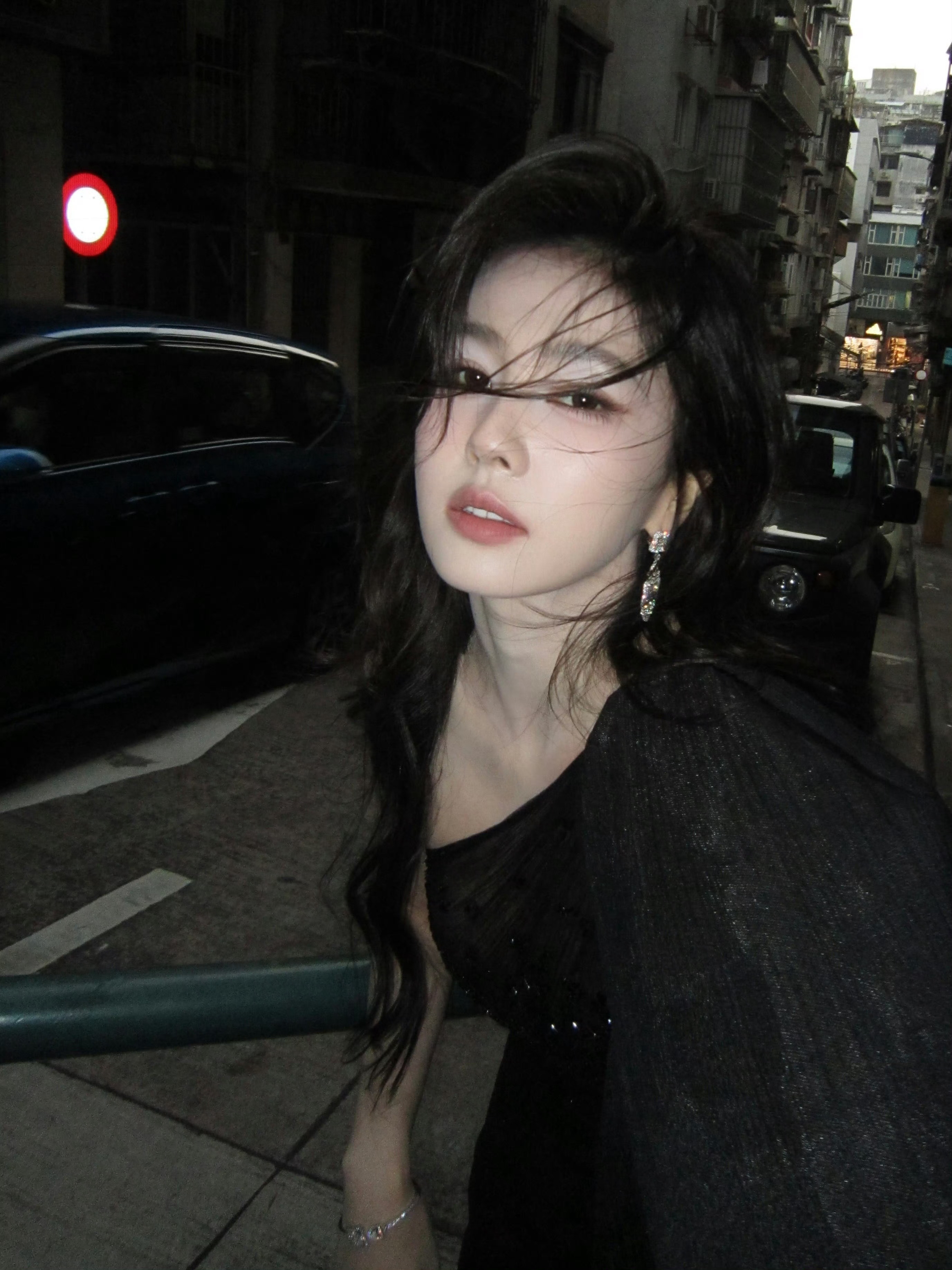 澳门是个好地方 老公此刻在觥筹交错的人造灯下妄图用燥热的眉眼来勾引我和她纸醉金迷