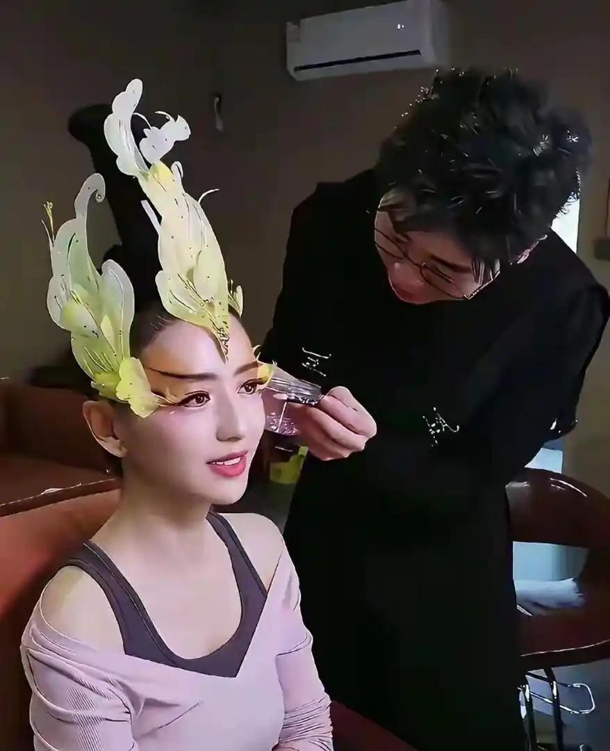 42岁的佟丽娅往台上一站，全网炸了。 大家全在问：这朵“会呼吸的牡丹”到底是谁画