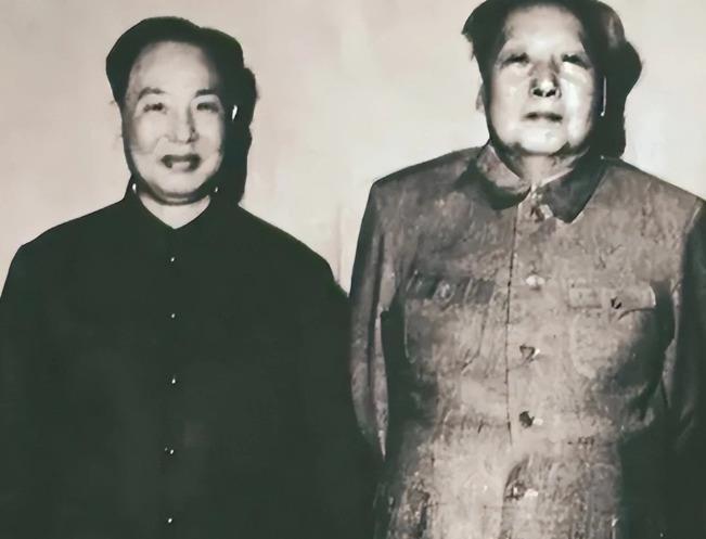 1954年，中南海的餐桌上，毛主席夹起一块菜放进嘴里，眉头微微一皱，这菜过于咸了