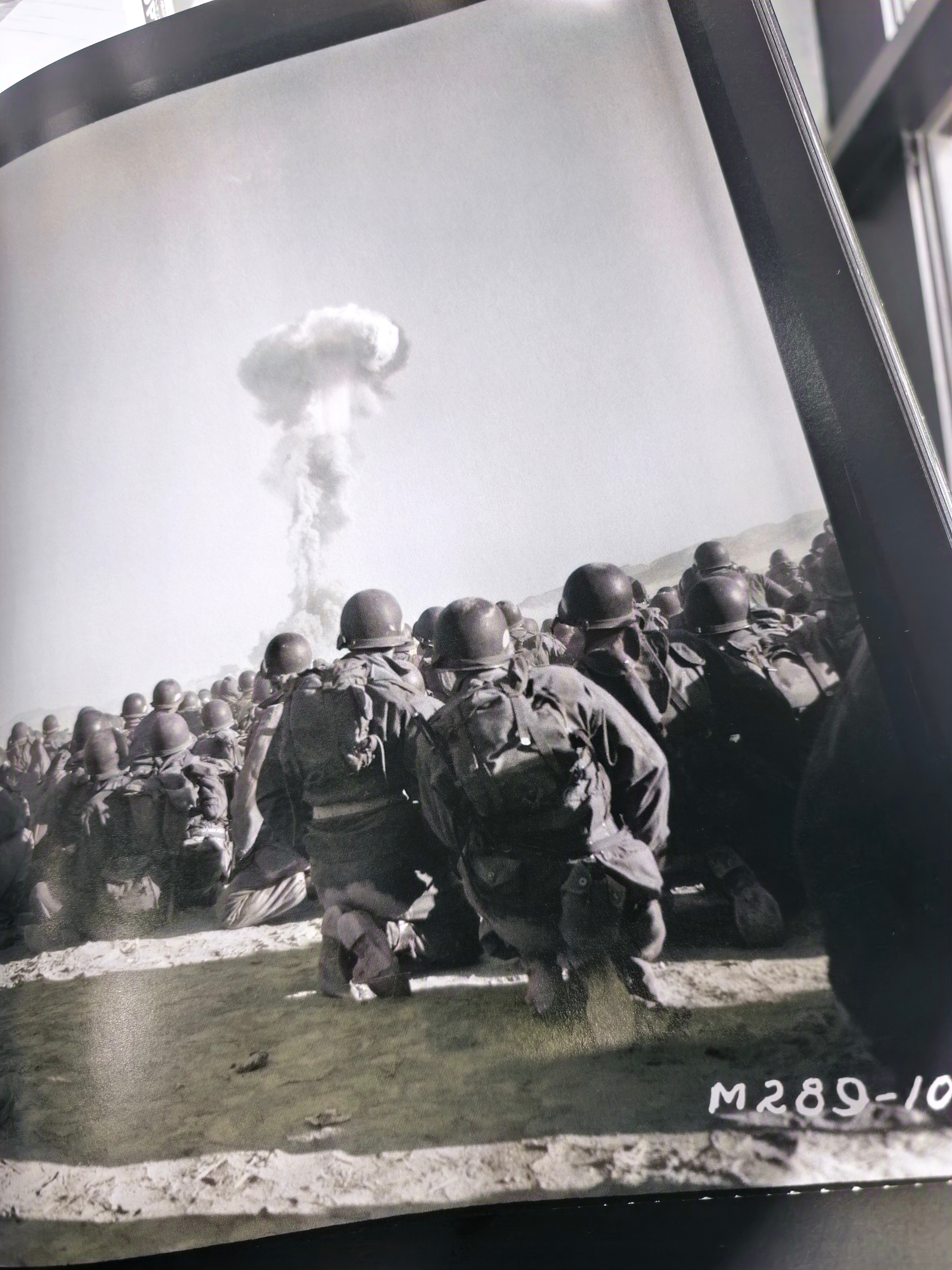 实际上，AI 这玩意很像核武器，突然搞定了，而且能知道威力巨大，但是原理没有吃透