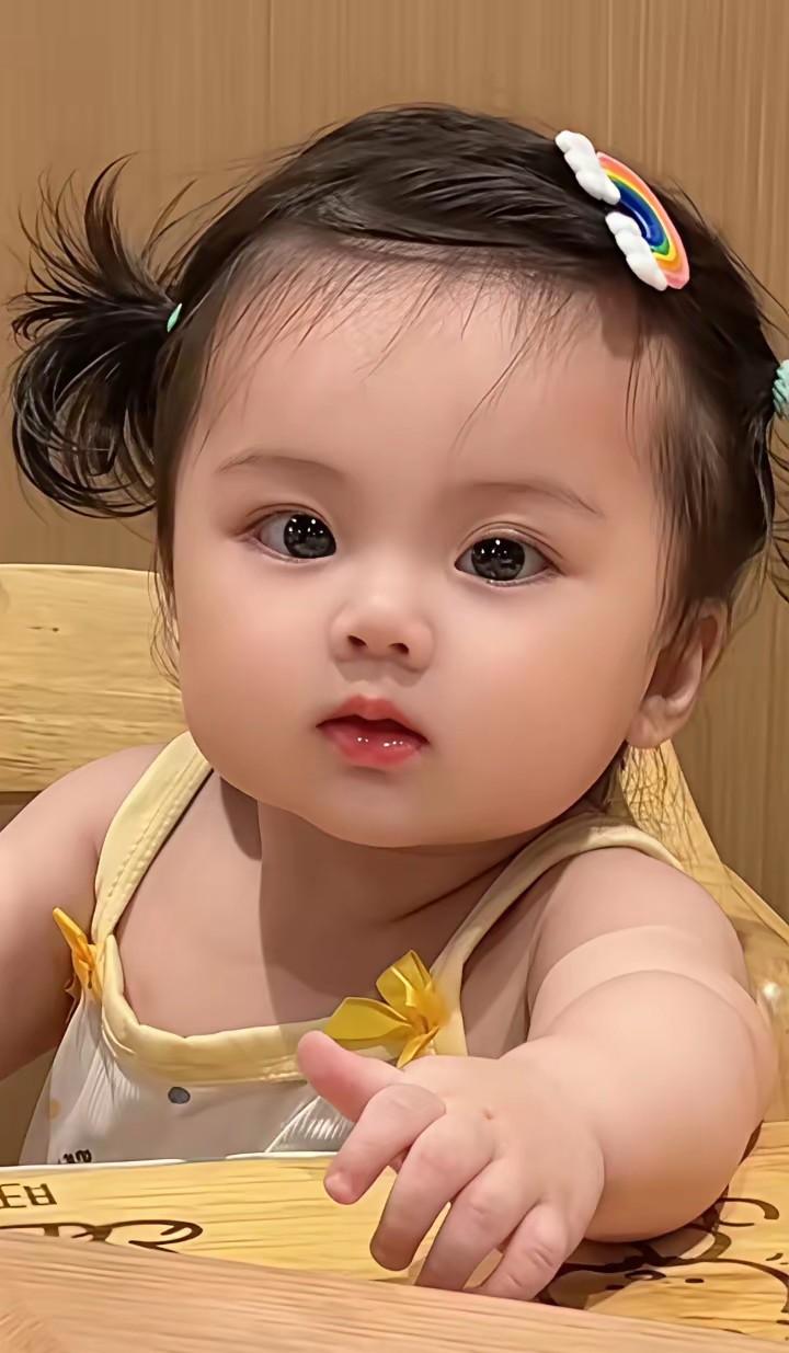 这是谁家的萌娃啊？胖嘟嘟，双眼大包皮的，她的父母上辈子一定拯救了银河系！