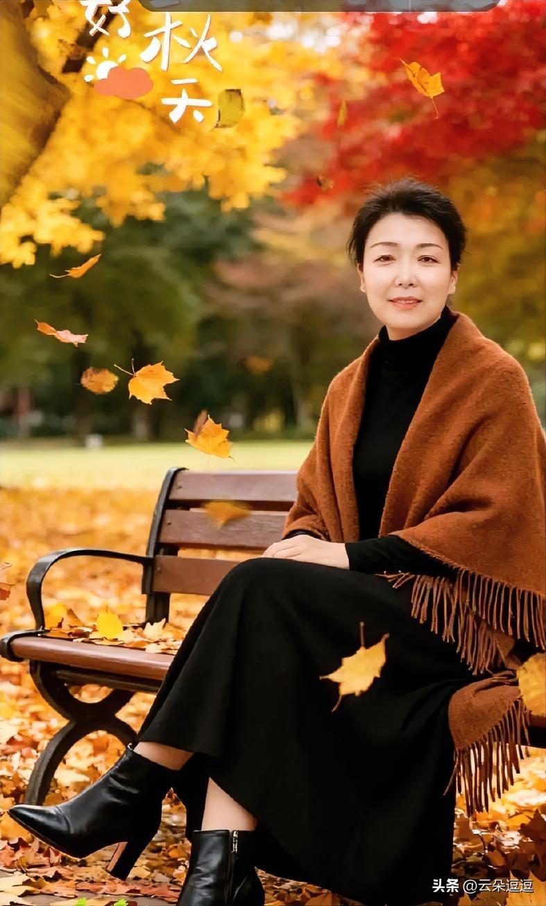 秋日暖阳下，优雅坐长椅，落叶纷飞间，尽享宁静时光。