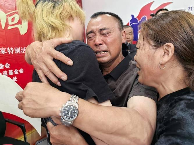 25年漂泊，终归故里认亲

25 年前，男子意外走失，自此漂泊异乡，历经无数艰辛