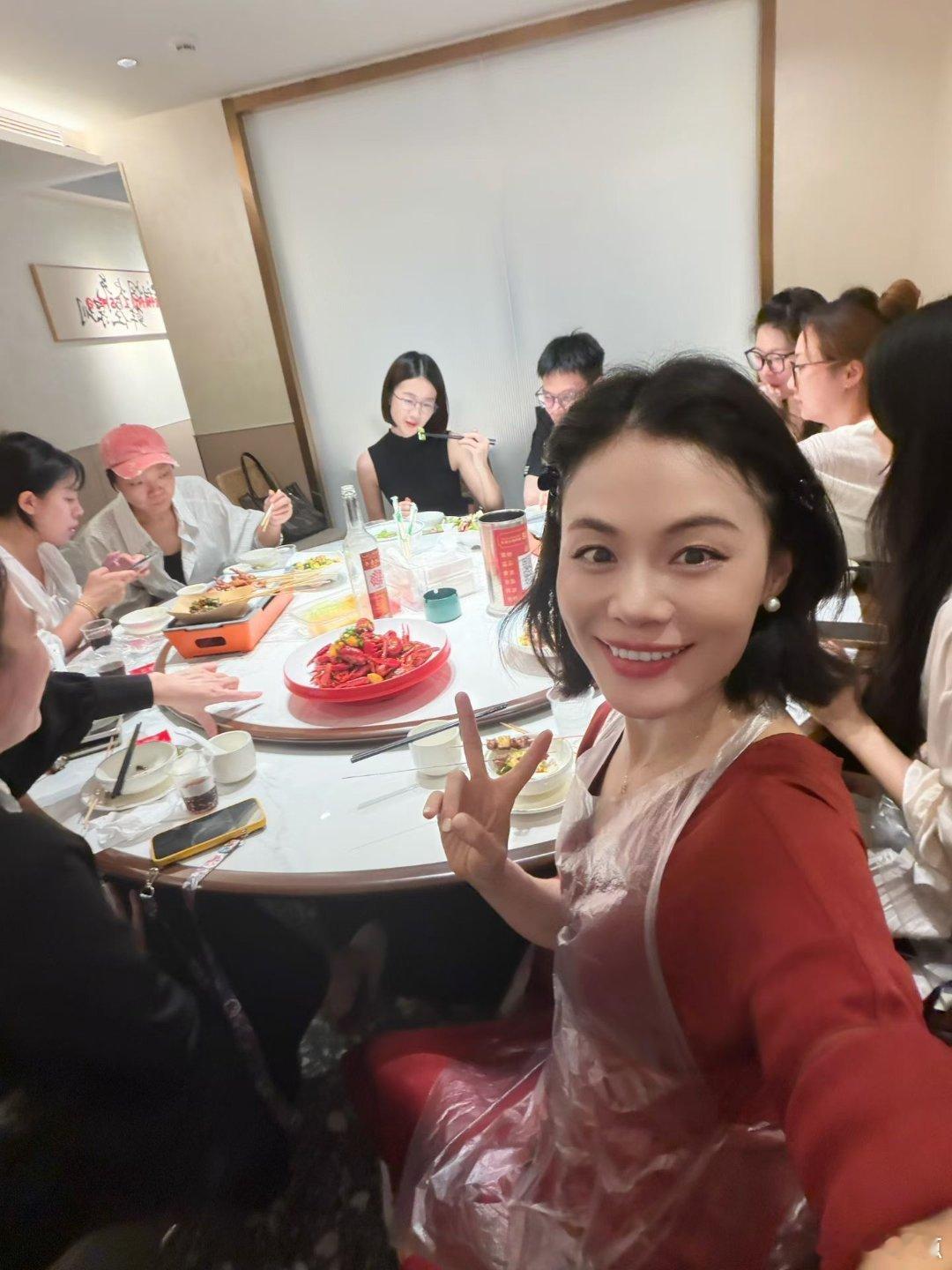 昨晚跟播到最后的姐妹真的是有福了，赚大了，因为Eva疯了，哈哈哈！！！看现场混乱