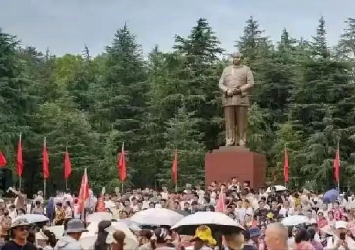 颓势已成，谁也救不了；民心所向，谁也挡不住。韶山、纪念堂、红色圣地的滚滚人流，就